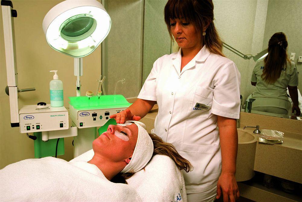 エセル プレミアム ホテル&スパ ブユックチェクメジェ エクステリア 写真 A cosmetologist at work