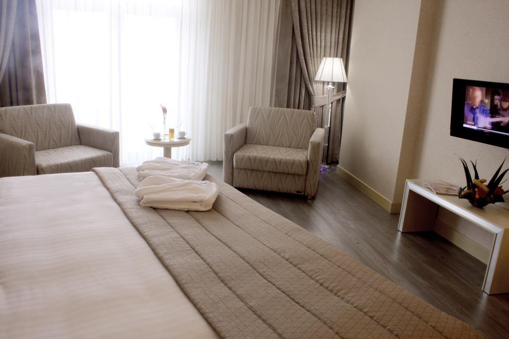 エセル プレミアム ホテル&スパ ブユックチェクメジェ エクステリア 写真 A room at the hotel