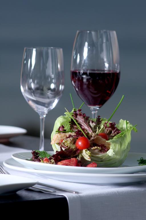 エセル プレミアム ホテル&スパ ブユックチェクメジェ エクステリア 写真 A salad and wine