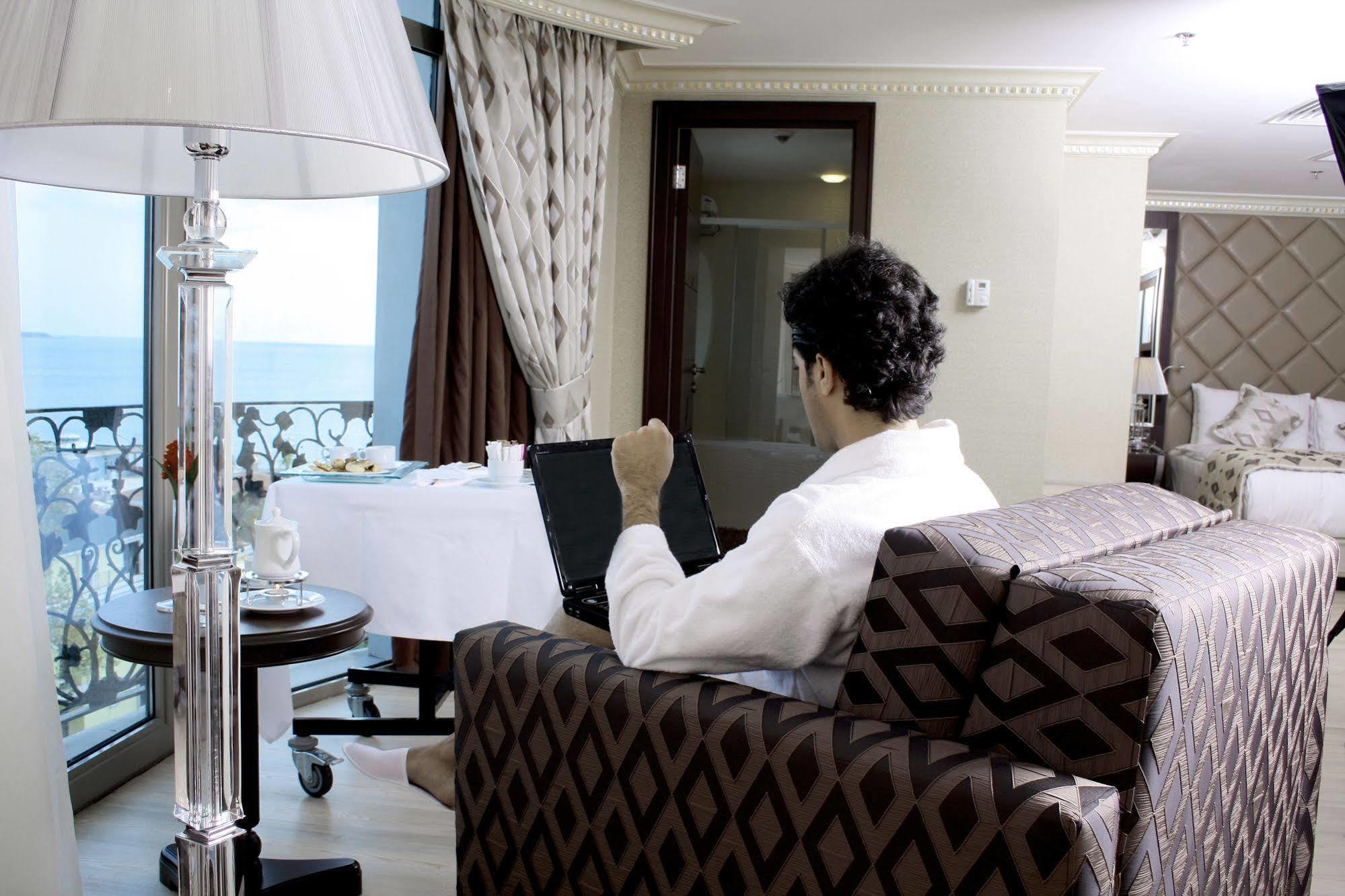 エセル プレミアム ホテル&スパ ブユックチェクメジェ エクステリア 写真 A guest using the hotel's Wi-Fi service